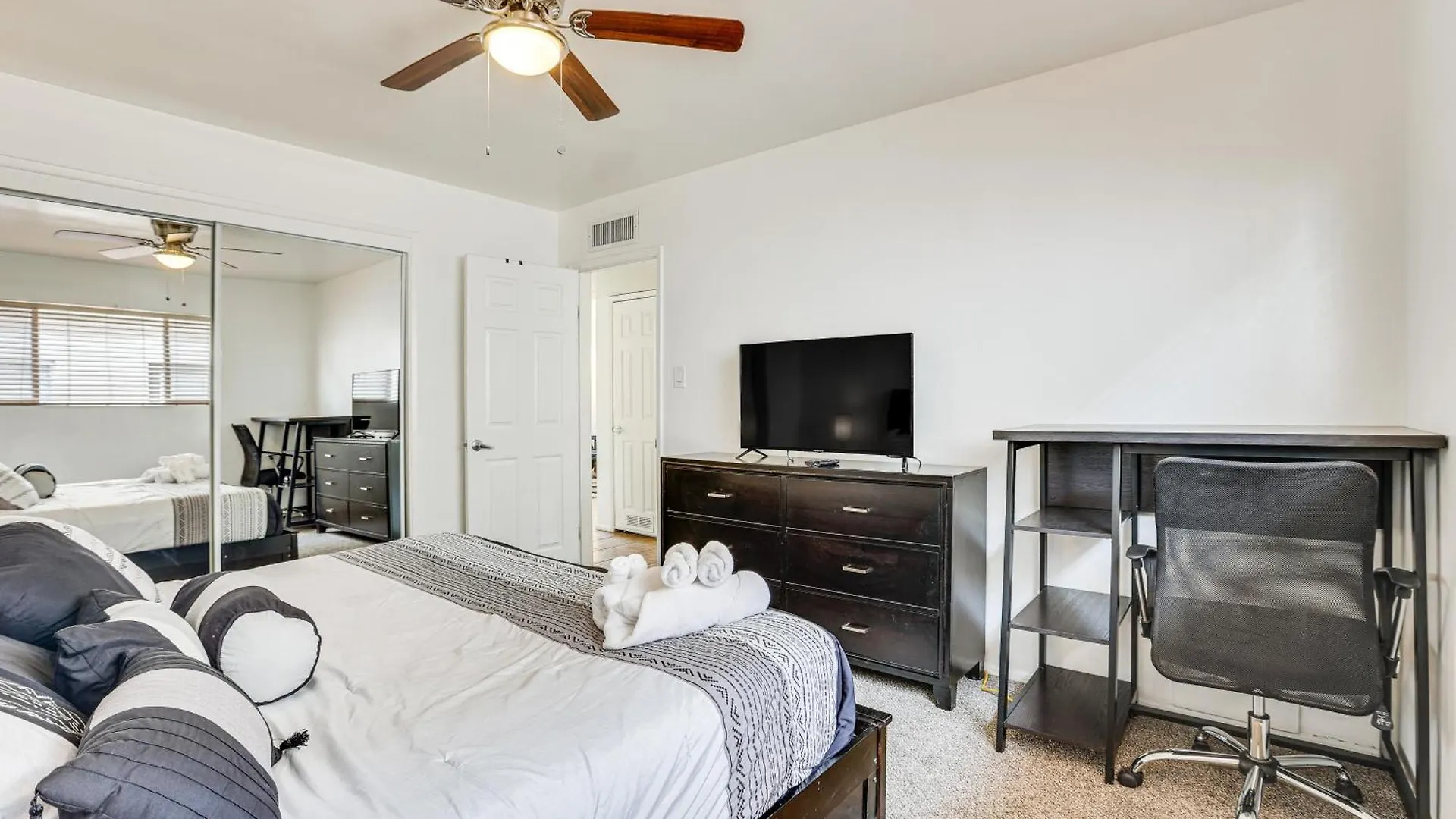 Old Town Scottsdale Retreat With Pool Access! Apartamento