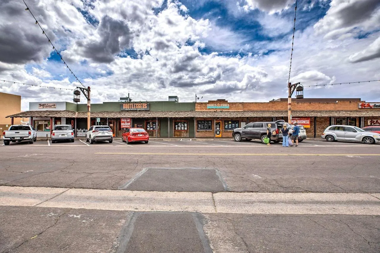 Old Town Scottsdale Retreat With Pool Access! Apartamento